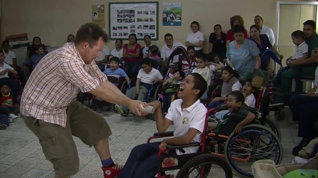 I Honduras er det normalt er det tabubelagt, at have familiemedlemmer der er handikappede. Disse gemmes væk på dystre institutioner og sygehuse, hvor de til tider lever en kummerlig tilværelse. Men der kom pludselig fest og farver ind på afdelingen, da Doktor Elmer inviterede Jesper på besøg.