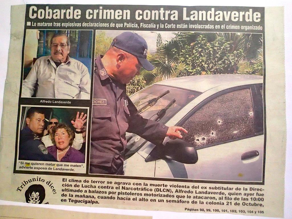 Artikler der beskriver mordet på Alfredo Landaverde. Hilda fortalte nøgternt om attentatet, hvor også hun var millimeter fra at miste livet. Under Jespers besøg hos Hilda holdt bilen stadig parkeret i indkørslen, nærmest som et symbol på ondskaben i Honduras.