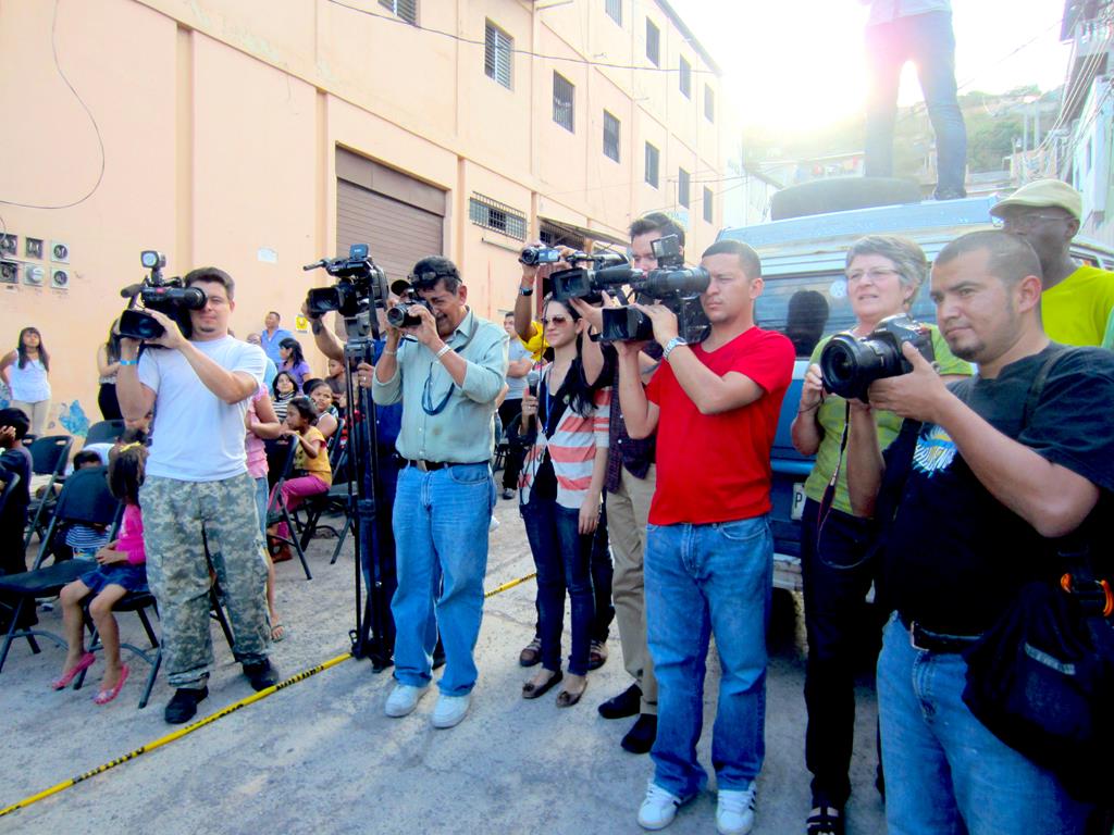 Tv-stationer, radiokanaler, fotografer og skrevne journalister var mødt op for at forevige begivenheden midt på Dødens Avenue.