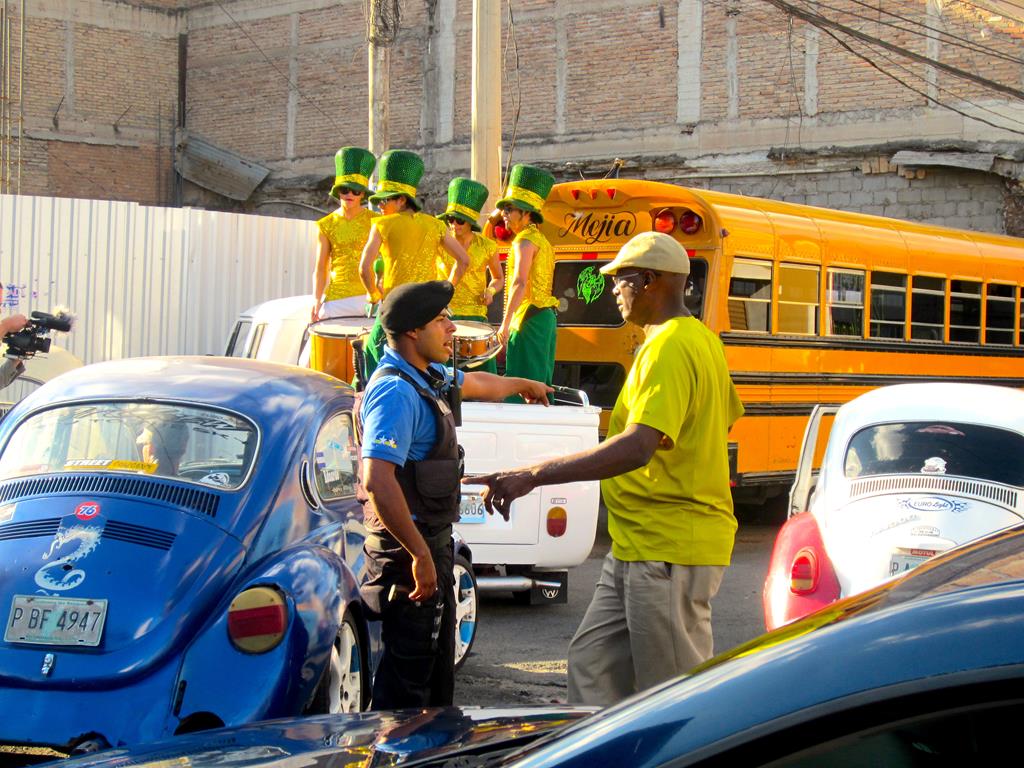 Tegucigalpas borgmester og kommende præsidentkandidat Ricardo Alvarez, havde i 11. time givet tilladelse til politibeskyttelse. Her er Alvin ved at orientere én af de skarptbevæbnede betjente.